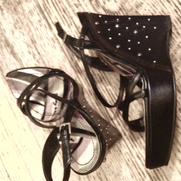 BLACK LTHR STUDDED WEDGE PLATFORMS - Picture 3 of 4